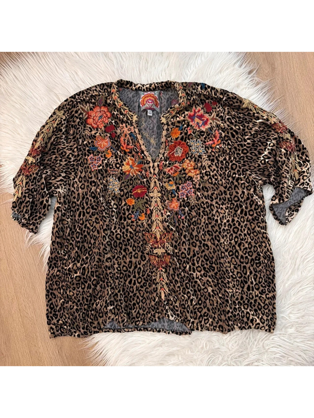 Johnny Was Taline V neck velvet embroidered top size XL